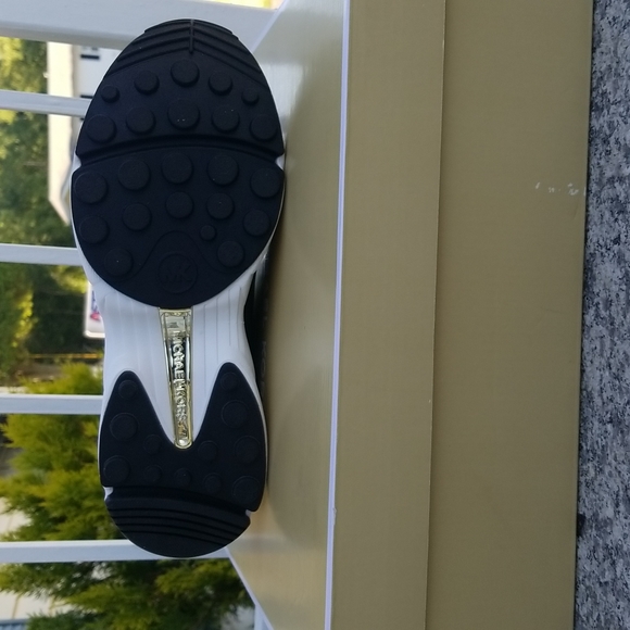 Brand new Michael Kors sneakers in a size 9M - Picture 2 of 4